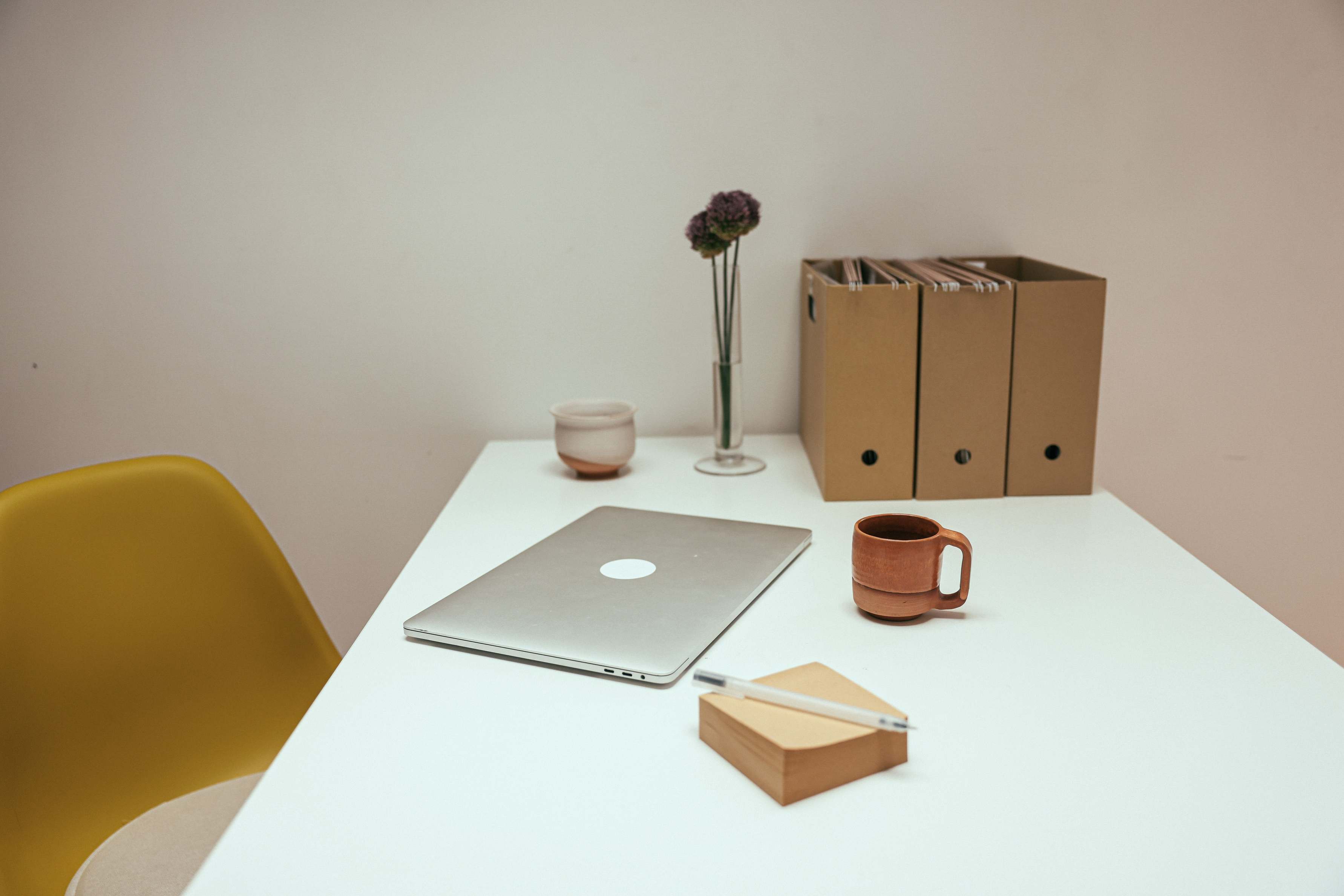 Arbeitsplatz mit Ordnern und Belegen auf dem Schreibtisch — minimalist workspace mit Laptop und Unterlagen